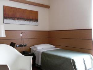 una camera d'albergo con un letto e un dipinto sul muro di Best Western Hotel Dei Cavalieri a Barletta