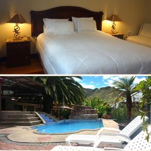 um quarto de hotel com uma cama e uma piscina em Hostería Estancia el Angel em Gualaceo