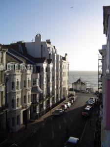 una calle con edificios y coches estacionados en la calle en Aquarium Guest House, en Brighton & Hove