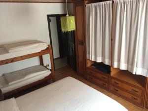 1 dormitorio con 2 literas y ventana en residenza in zona Pontedilegno T02034, en Villa dʼAllegno