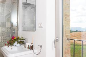 A bathroom at Tenuta La Santissima