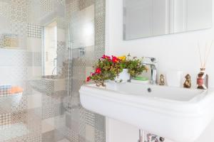 A bathroom at Tenuta La Santissima