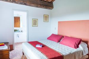A bed or beds in a room at Tenuta La Santissima