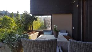 a table and chairs on a balcony with a view at Ferienwohnung Ankerplatz in Spiez