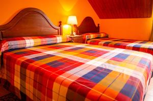 ア・エストラーダにあるCasa da Pastoraのベッドルーム1室(ベッド2台、プライド毛布付)
