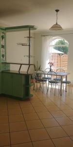kuchnia i jadalnia ze stołem i krzesłami w obiekcie Villa Apartament Nad Zalewem Gołdap w Gołdapi