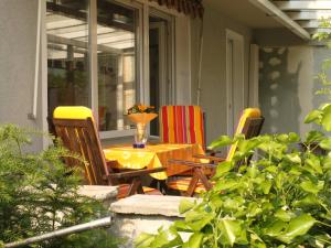 a patio with a table and chairs on a porch at Ferienwohnung Niedermoosen in Riedering