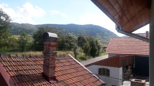 Nespecifikovaný výhled na hory nebo výhled na hory při pohledu z venkovského domu