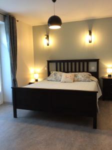 una camera con un letto con due cuscini sopra di LE MOULIN DE BOULÈDE a Monflanquin
