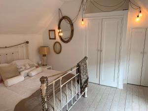 Кровать или кровати в номере Sweet & cosy 10 Bridewell Cottage with parking available upon request