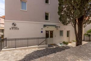 a building with the entrance to the entrance of a synagogue at Residence Stine in Split