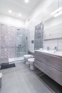 uma casa de banho com um WC, um lavatório e um chuveiro em Villa Annunziata B&B em Ercolano