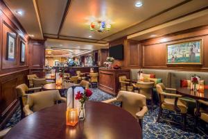 Ο χώρος του lounge ή του μπαρ στο Warwick Seattle