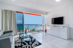 - un salon avec vue sur l'océan dans l'établissement LA ESTRELLA 1A020, à Los Cristianos