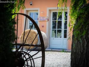un edificio con una puerta y una gran bola de heno en Agriturismo La Valle della Lavanda - Podere Mezzastrada en Fauglia