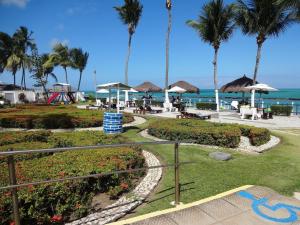 un complejo con palmeras y el océano en el fondo en Apart Marinas Tamandaré, en Tamandaré