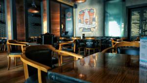 Reštaurácia alebo iné gastronomické zariadenie v ubytovaní Lord Jack Apartments