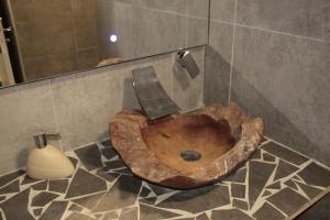 baño con aseo de madera en el suelo en Hostel du lapin blanc, en Saint-Brieuc