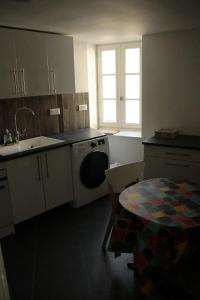 una cocina con fregadero y lavadora en Hostel du lapin blanc, en Saint-Brieuc 24 fotos más
