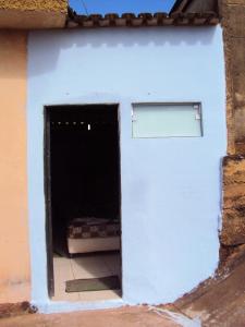 a blue wall with a door into a room at Suíte na Serra in São Roque de Minas