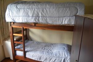 Dviaukštė lova arba lovos apgyvendinimo įstaigoje Pousada das Orquideas de Jau