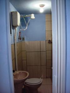 a bathroom with a toilet and a sink at Suíte na Serra in São Roque de Minas