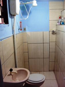 uma casa de banho com um lavatório e um WC em Suíte na Serra em São Roque de Minas