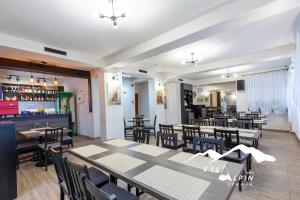En restaurant eller et andet spisested på Vila Alpin