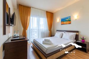 Ένα ή περισσότερα κρεβάτια σε δωμάτιο στο Vila Alpin