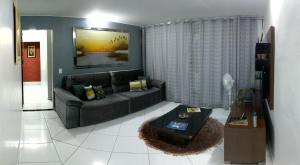 uma sala de estar com um sofá e uma mesa em Ideal para família e grupos, local nota 10 e Wi-fi top! em Brasília