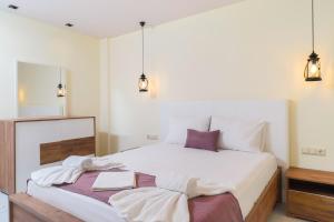 Postel nebo postele na pokoji v ubytování Eridon Suites