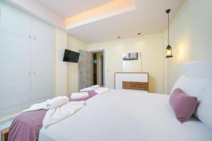 Postel nebo postele na pokoji v ubytování Eridon Suites
