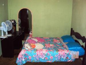 En eller flere senge i et værelse på Sitio Sao Benedito