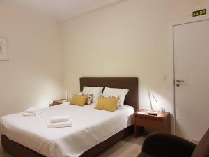 コンスタンシアにあるQuinta do Caneiro - Casa Turismo Ruralのベッドルーム(白い大型ベッド、黄色い枕付)