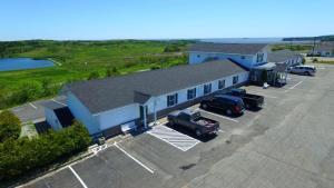 uma vista aérea de um edifício com carros estacionados num parque de estacionamento em Econo Lodge Inn & Suites Saint John em Saint John