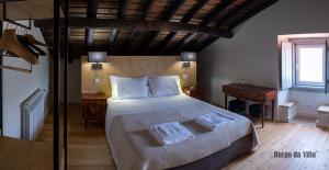A bed or beds in a room at Burgo da Villa