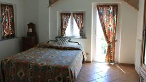 una camera con un letto in una stanza con finestre di Borgo Piazza a Catanzaro Lido