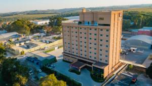 モジー・グァスーにあるLummina Mogiの駐車場付き建物の上面