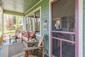 eine Veranda mit zwei Schaukelstühlen auf einem Haus in der Unterkunft Moonshadow B&B in Hammondsport