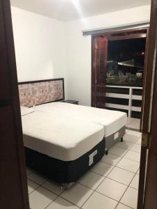 Giường trong phòng chung tại Apartamento Praia Taperapuan