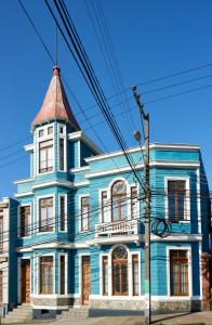 uma casa azul com uma torre em cima dela em Fortunata Chacana Guest House em Valparaíso