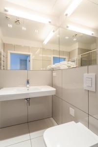 een badkamer met een wastafel en een spiegel bij Platinum Sky in Wrocław