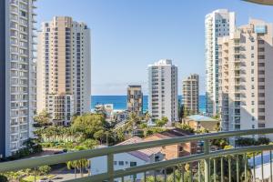 uitzicht op een stad met hoge gebouwen bij The Meriton Apartments on Main Beach in Gold Coast
