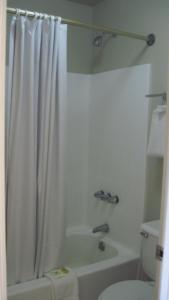 Bilik mandi di Travelodge by Wyndham Winslow