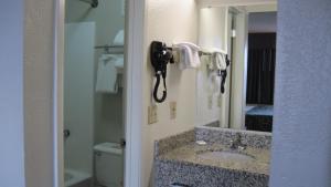 Bilik mandi di Travelodge by Wyndham Winslow +16 gambar