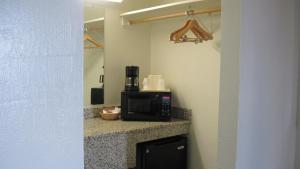 Dapur atau dapur kecil di Travelodge by Wyndham Winslow