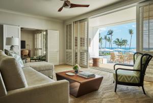 een woonkamer met uitzicht op de oceaan bij Four Seasons Resort Oahu at Ko Olina in Kapolei