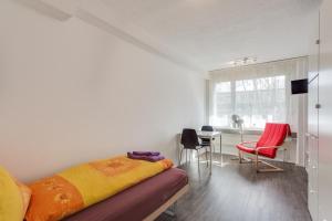sypialnia z łóżkiem, stołem i krzesłami w obiekcie Anstatthotel Zug - self-check-in w mieście Zug