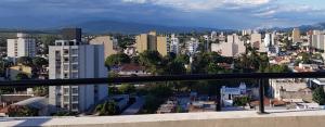 uma vista para a cidade a partir de uma varanda em Departamento zona céntrica (Caseros) em Salta