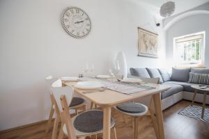 comedor y sala de estar con mesa y sillas en Apartment Atlas, en Zagreb